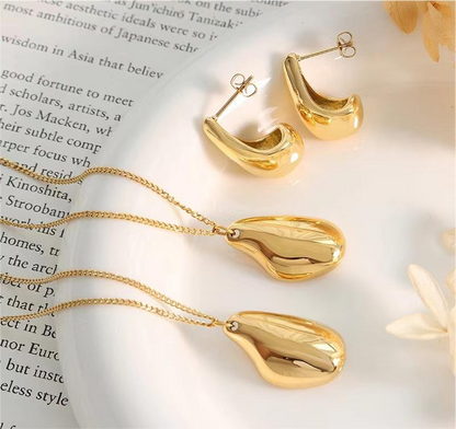 Gold Cowrie Shell Pendent Necklace and Earring Set - OUZEL