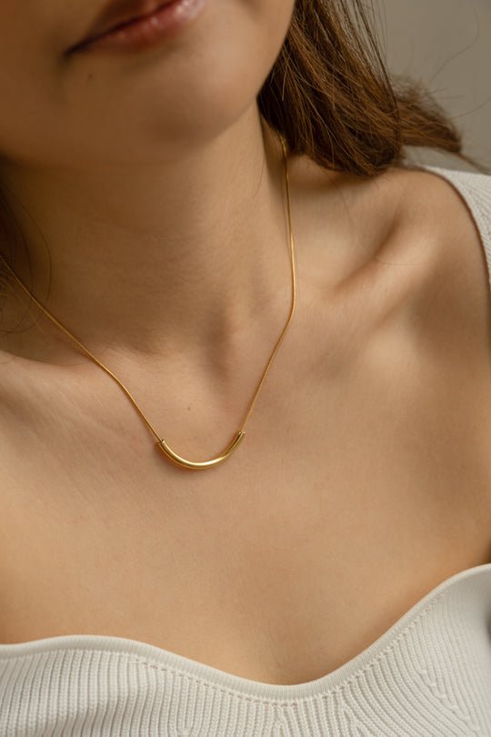 Curved Bar Necklace - OUZELJewellery